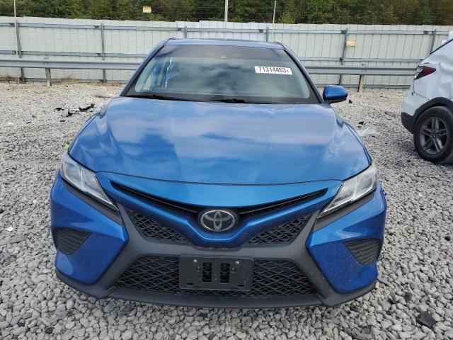 4T1G11AK6LU354454 - 2020 TOYOTA CAMRY SE BLUE photo 5