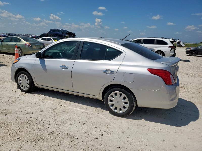 3N1CN7AP8JL867849 - 2018 NISSAN VERSA S فضي صورة 2