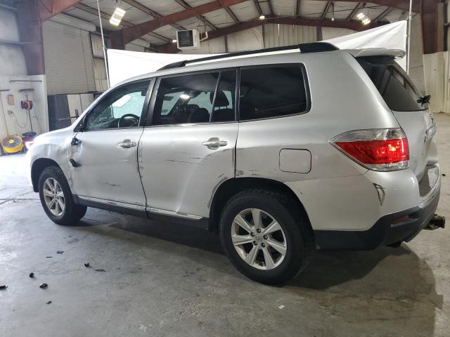 5TDBK3EH8DS245599 - 2013 TOYOTA HIGHLANDER BASE Srebrny zdjęcie 2
