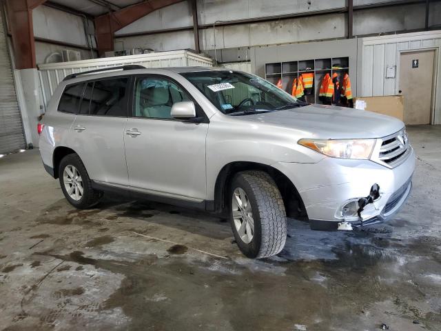 5TDBK3EH8DS245599 - 2013 TOYOTA HIGHLANDER BASE Srebrny zdjęcie 4