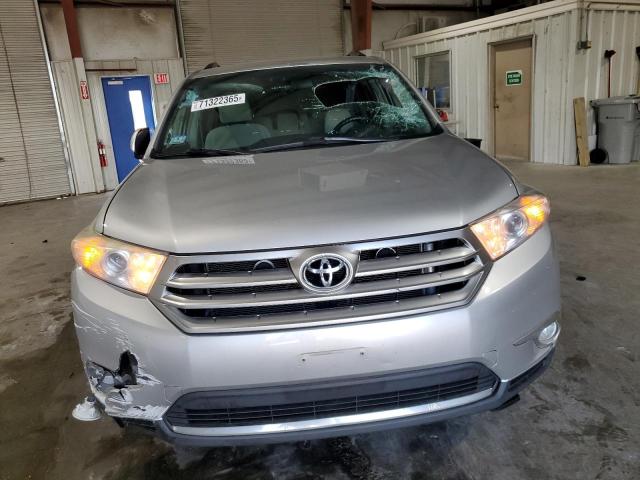 5TDBK3EH8DS245599 - 2013 TOYOTA HIGHLANDER BASE Srebrny zdjęcie 5