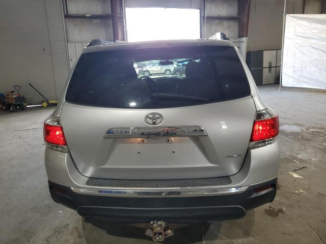5TDBK3EH8DS245599 - 2013 TOYOTA HIGHLANDER BASE Srebrny zdjęcie 6