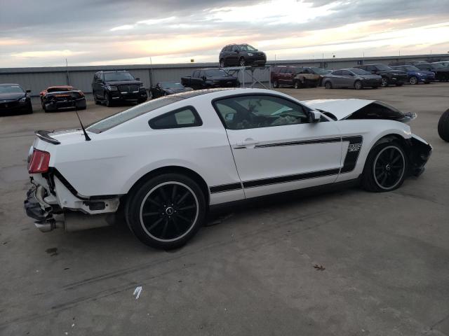 1ZVBP8CU8C5240080 - 2012 FORD MUSTANG BOSS 302 WHITE photo 3