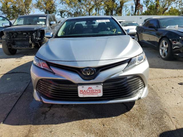 4T1B11HK2JU611803 - 2018 TOYOTA CAMRY L SILVER photo 5