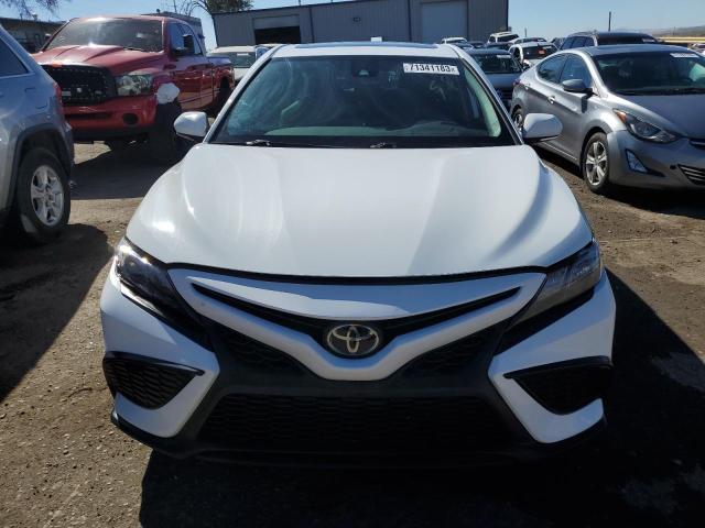 4T1S11AK6PU110853 - 2023 TOYOTA CAMRY SE NIGHT SHADE WHITE photo 5