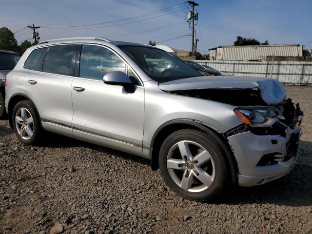 WVGEF9BP3DD005609 - 2013 VOLKSWAGEN TOUAREG V6 SILVER photo 4