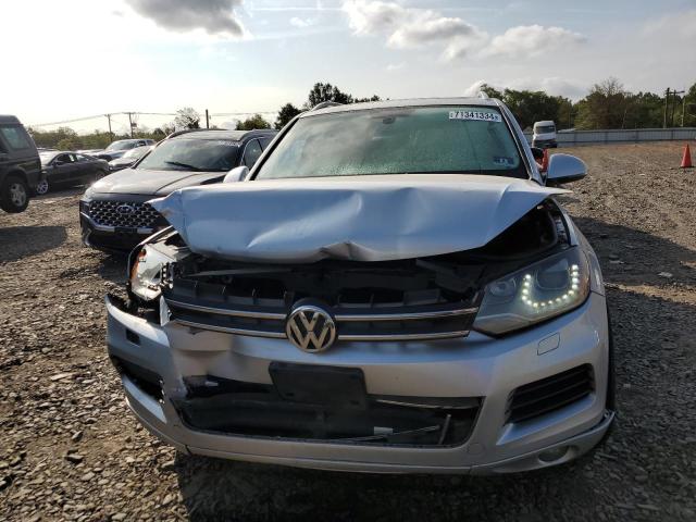 WVGEF9BP3DD005609 - 2013 VOLKSWAGEN TOUAREG V6 SILVER photo 5