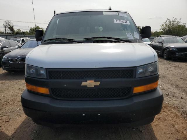 1GCWGAFG3J1339721 - 2018 CHEVROLET EXPRESS G2 WHITE photo 5