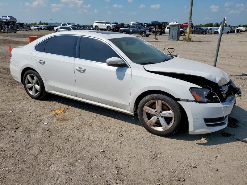 1VWBH7A35DC135348 - 2013 VOLKSWAGEN PASSAT SE WHITE photo 4