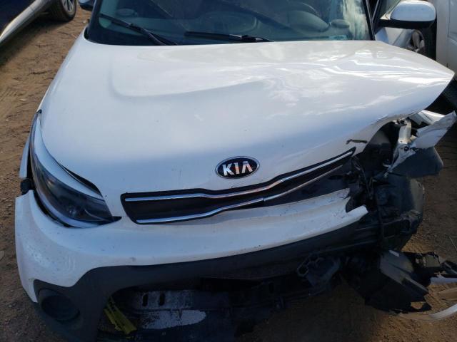 KNDJN2A24K7915011 - 2019 KIA SOUL WHITE photo 11