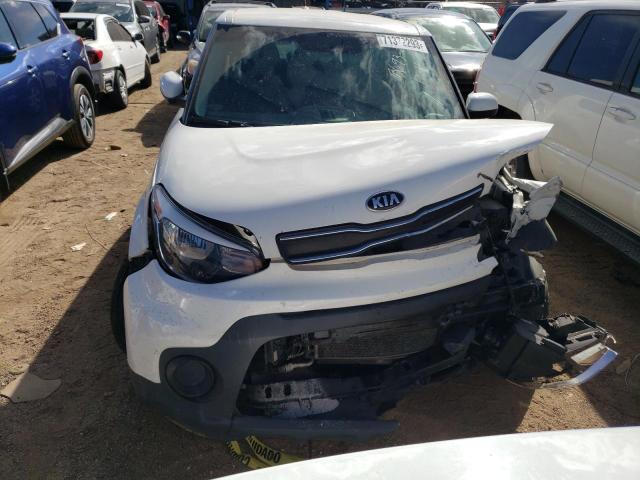 KNDJN2A24K7915011 - 2019 KIA SOUL WHITE photo 5