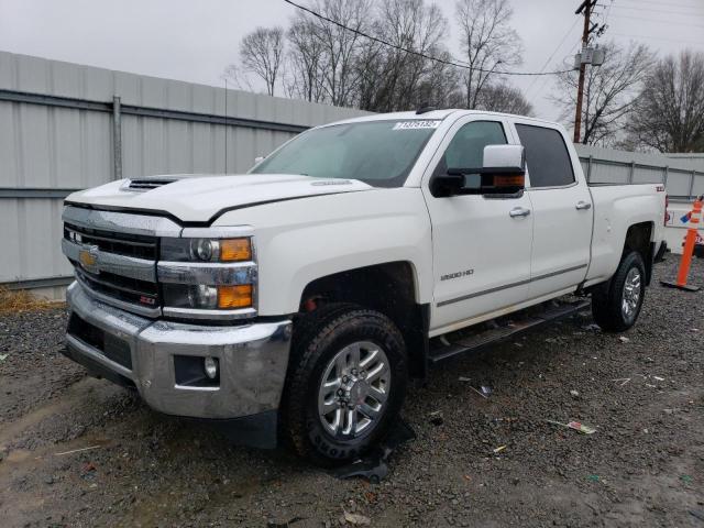 1GC1KWEY1JF197565 - 2018 CHEVROLET SILVERADO K2500 HEAVY DUTY LTZ WHITE photo 2