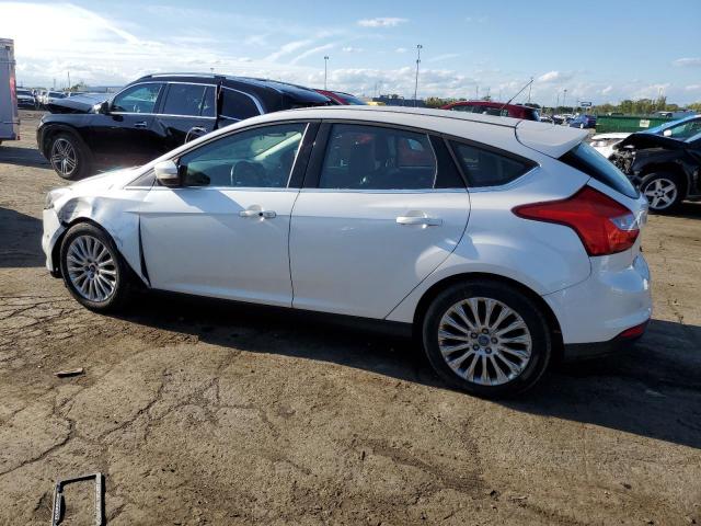 1FAHP3N23CL289300 - 2012 FORD FOCUS TITANIUM WHITE photo 2