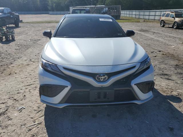 4T1KZ1AKXMU058762 - 2021 TOYOTA CAMRY TRD WHITE photo 5