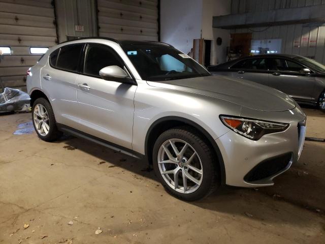 ZASFAKNN9J7B84152 - 2018 ALFA ROMEO STELVIO TI SPORT SILVER photo 4