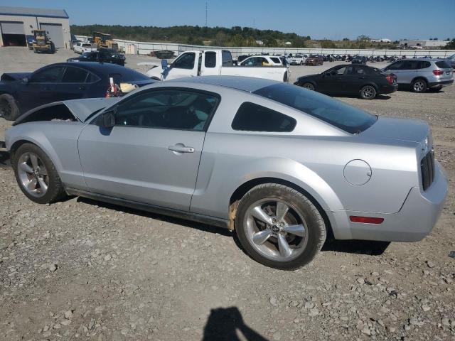 1ZVFT80N665181044 - 2006 FORD MUSTANG SILVER photo 2