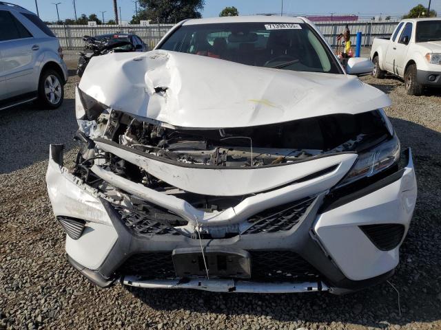 4T1B11HK9JU116272 - 2018 TOYOTA CAMRY L WHITE photo 5