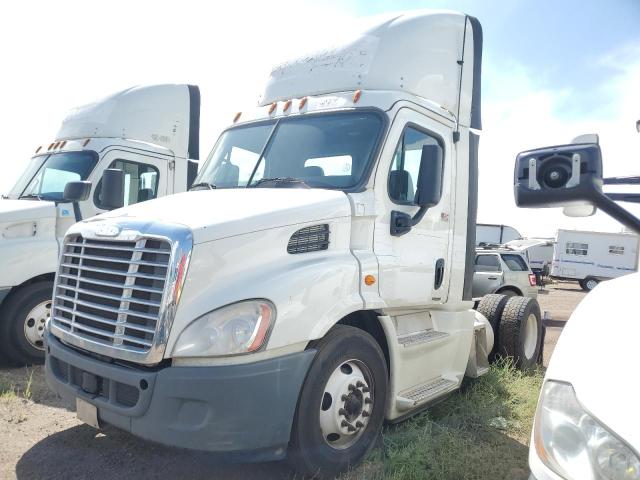 3AKBGADV1GSHB2411 - 2016 FREIGHTLINER CASCADIA 1 WHITE photo 2