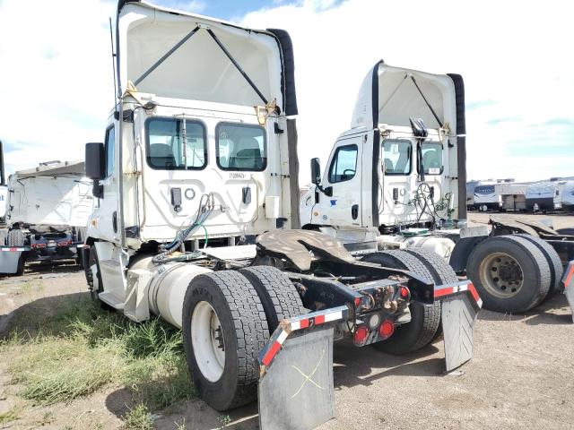 3AKBGADV1GSHB2411 - 2016 FREIGHTLINER CASCADIA 1 WHITE photo 3