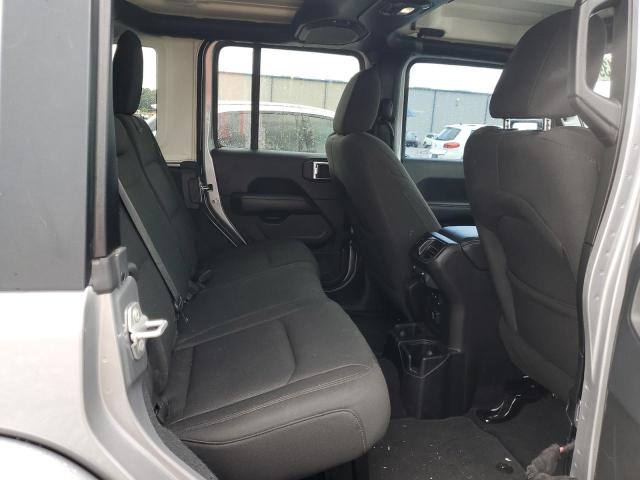 1C4HJXEG1JW196107 - 2018 JEEP WRANGLER U SAHARA SILVER photo 11