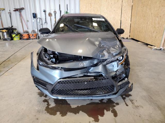 JTDP4MCE8NJ087388 - 2022 TOYOTA COROLLA SE Grau Foto 5