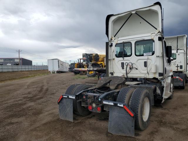 3AKBGADV6HSJD0464 - 2017 FREIGHTLINER CASCADIA 1 WHITE photo 4