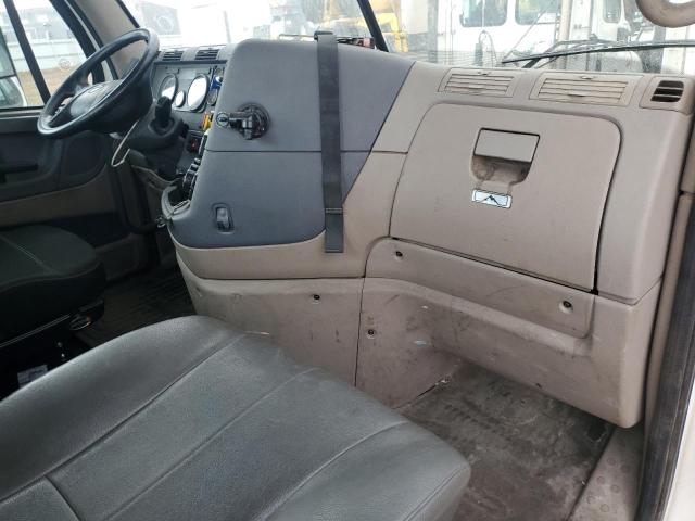 3AKBGADV6HSJD0464 - 2017 FREIGHTLINER CASCADIA 1 WHITE photo 5