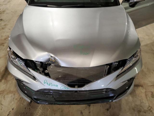 4T1F11AK7PU821432 - 2023 TOYOTA CAMRY XLE فضي صورة 22