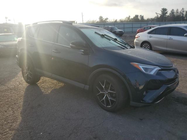 2T3JFREV0HW652295 - 2017 TOYOTA RAV4 SE შავი ფოტო 4