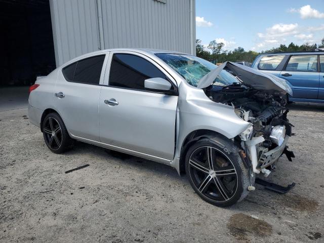 3N1CN7AP0KL829128 - 2019 NISSAN VERSA S Արծաթագույն լուսանկար 4