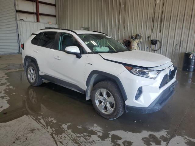 4T3R6RFV1MU007635 - 2021 TOYOTA RAV4 XLE WHITE photo 4