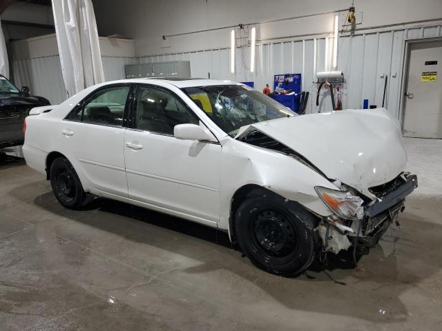 JTDBE32K740283545 - 2004 TOYOTA CAMRY LE WHITE photo 4