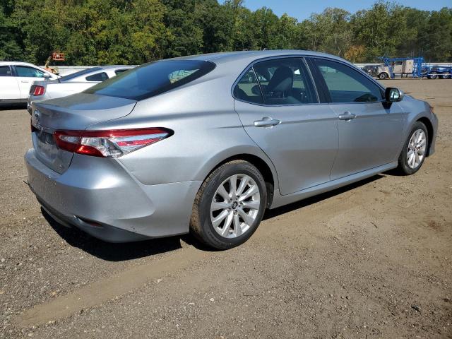 4T1B11HK3JU008844 - 2018 TOYOTA CAMRY L 银色 照片 3