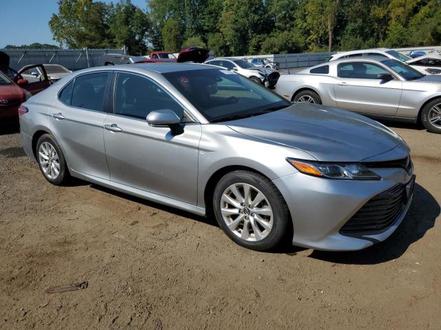 4T1B11HK3JU008844 - 2018 TOYOTA CAMRY L 银色 照片 4