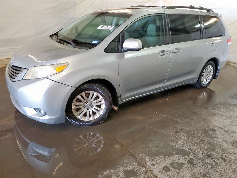 2013 TOYOTA SIENNA XLE, 