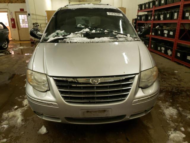 2C8GP64L75R136994 - 2005 CHRYSLER TOWN & COU LIMITED SILVER photo 5