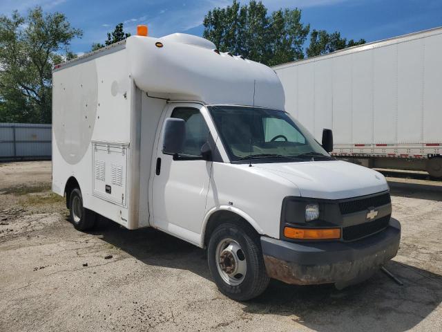 1GBJG31K581105144 - 2008 CHEVROLET EXPRESS G3 WHITE photo 4