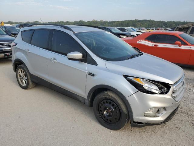 1FMCU0GD3JUB45825 - 2018 FORD ESCAPE SE Silber Foto 4