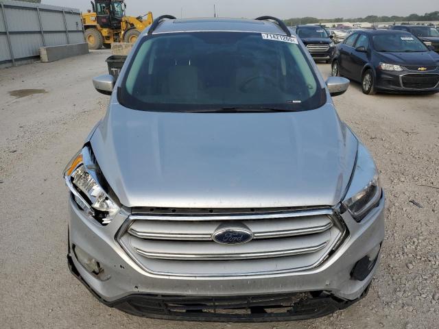 1FMCU0GD3JUB45825 - 2018 FORD ESCAPE SE Silber Foto 5