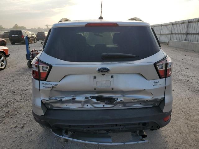 1FMCU0GD3JUB45825 - 2018 FORD ESCAPE SE Silber Foto 6