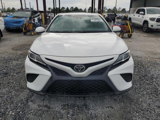 4T1B11HK8JU063211 - 2018 TOYOTA CAMRY L WHITE photo 5