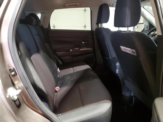 JA4AR3AU0JU019021 - 2018 MITSUBISHI OUTLANDER ES 棕色 照片 11