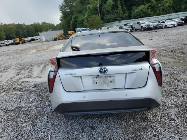 JTDKARFU1J3058588 - 2018 TOYOTA PRIUS SILVER photo 6
