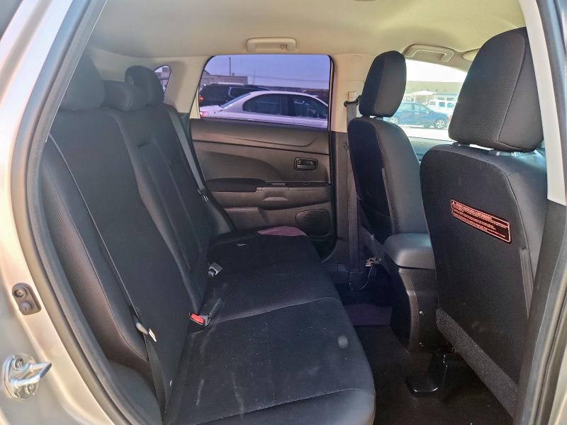 4A4AR3AU1FE038290 - 2015 MITSUBISHI OUTLANDER ES SILVER photo 11