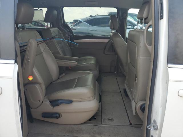 2V4RW3DG0BR805140 - 2011 VOLKSWAGEN ROUTAN SE WHITE photo 11