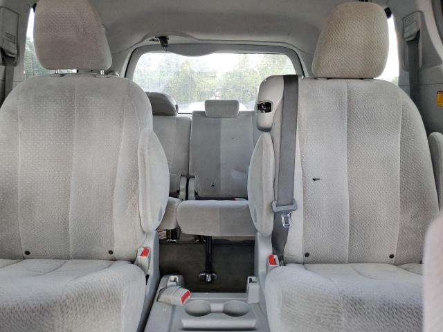 5TDKK3DC5DS334438 - 2013 TOYOTA SIENNA LE SILVER photo 10