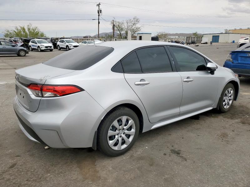 JTDEPMAEXNJ229936 - 2022 TOYOTA COROLLA LE Silber Foto 3
