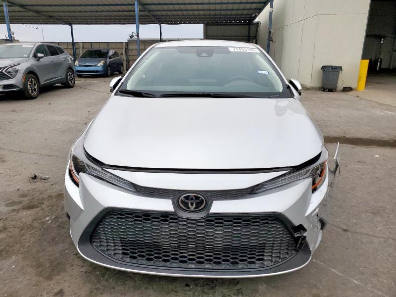JTDEPMAEXNJ229936 - 2022 TOYOTA COROLLA LE Silber Foto 5