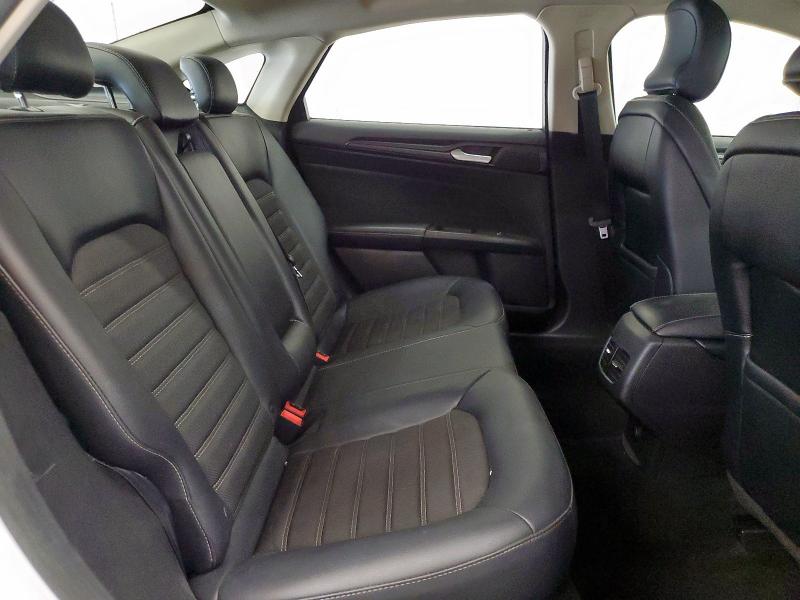 3FA6P0HD8JR200550 - 2018 FORD FUSION SE WHITE photo 10