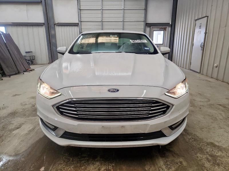 3FA6P0HD8JR200550 - 2018 FORD FUSION SE WHITE photo 5